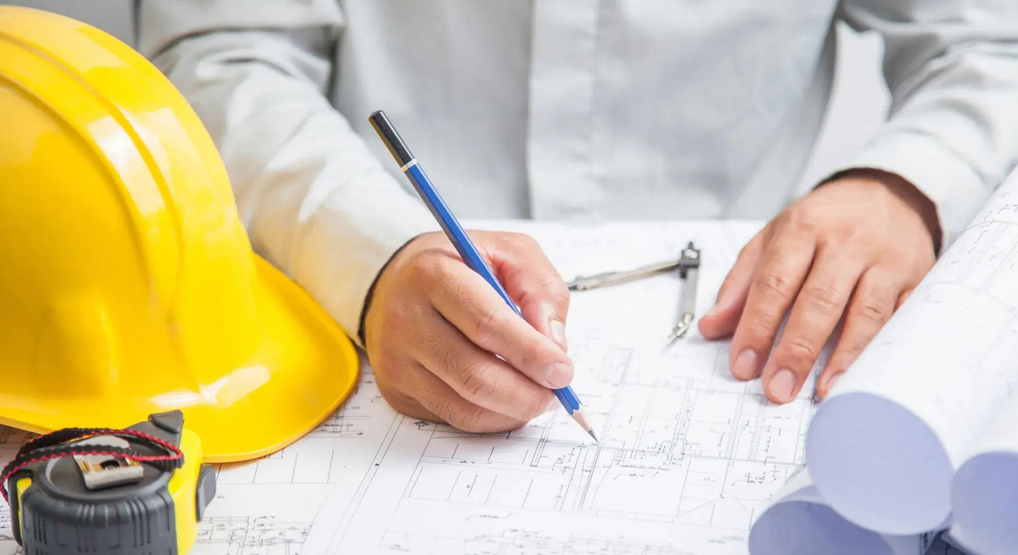 Engenheiro revisando projeto de construção em Ribeirão Preto, SP